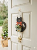 Kedi Figürlü Kapı Süsü Yapay Çiçekli Ahşap Kapı Dekoru Ev Giriş Süsü (23 cm)