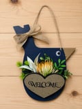 Kuş Figürlü Welcome Kapı Süsü Yapay Çiçekli Ahşap Kapı Dekoru Ev Giriş Süsü (23 cm)
