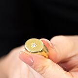 Beyaz Zirkon Taşlı Yıldız Detaylı Gold Renk Free Size 925 Ayar Gümüş Kadın Tektaş Yüzük