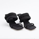 LEXİ AÇIK KARE BURUN 7CM İNCE TOPUK BÜZGÜ DETAY TOPUKLU TERLİK