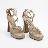 ROSALLY AÇIK KARE BURUN 12CM KALIN PLATFORM TOPUK ÖRME DETAY BAĞCIKLI SANDALET TOPUKLU AYAKKABI