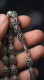 925 Ayar Oval Kesim 3 Kamçılı Püskül Orta Boy Karo Zırh Desenli Otantik Gümüş Tesbih