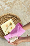 Salvia Dione Doğal Bambu Kese ve Banyo Lifi – Pembe Renkli Vücut & Yüz İçin Peeling Scrub | Spa Masaj Etkili Derin Temizlik Kesesi | Cildi Arındıran Bitkisel Cilt Bakımı Pudra