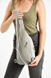 Kadın Krinkıl Kumaş Suya Dayanıklı Çapraz Askılı Açık Gri Renkli Çanta