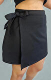  Perinaz Simetrik Kesim, Kapaklı ve Kuşaklı Siyah Şort Etek