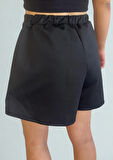  Perinaz Simetrik Kesim, Kapaklı ve Kuşaklı Siyah Şort Etek