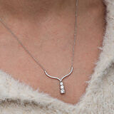 STİLLOVE Gümüş Üç Taşlı V Model Kadın Kolye