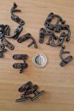 Orta Boy Oksit Yay Gözü Kancalı Kilit 10 adet Kutu Sandık ve Kapak Klipsi 28x33 mm