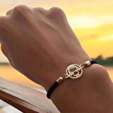 Zamansız bir aksesuar Kız Figürlü Siyah Örgülü 14 Ayar Altın Plakalı Şeyma Bilekliği