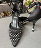 TAŞLI TOPUK SİYAH SATEN KAPALI TOPUK TAŞLI ABİYE AYAKKABI