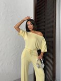 Kadın Rahat Kesim İkili Takım - Kısa Kollu Bluz ve Dikiş Detaylı Bol Paça Pantolonlu Set