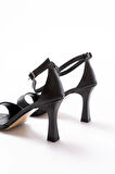 718 Siyah Cilt Sivri Burunlu Topuklu Bilekten Bağlamalı Kadın Ayakkabı
