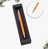 Turuncu Defter & Gümüş Renk Detaylı Turuncu Tükenmez Kalem & Kraft Kutulu Mum & Kupa Hediye Seti