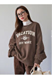 Kadın Kahve Vacation Joy Wake Baskılı Oversize Bisiklet Yaka Sweatshirt