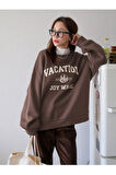 Kadın Kahve Vacation Joy Wake Baskılı Oversize Bisiklet Yaka Sweatshirt