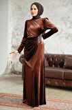 Tesettürlü Abiye Elbise - Drape Detaylı Kahverengi Tesettür Kadife Abiye Elbise 36891KH