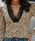 TUA MODA Kadın Uzun Kollu önden Derin Dantel Yaka Leopar Desenli Dalgıç Bluz