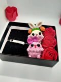 Kişiye Özel Çelik Kalp Plaka Bileklik & Amigurumi Sevimli Tavşanlar Hediye Seti