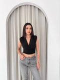 Kadın Vatkalı Kolsuz V Yaka Drapeli Crop Bluz Likralı Fit - Siyah
