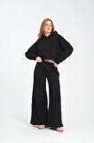 Kadın Kapüşonlu Siyah Crop Sweatshirt ve Pantolon Takımı - Modern ve Kullanışlı Günlük Stil