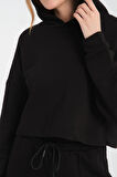 Kadın Kapüşonlu Siyah Crop Sweatshirt ve Pantolon Takımı - Modern ve Kullanışlı Günlük Stil