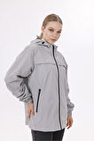 Kadın Kapüşonlu Nova Kumaş Hafif ve Dayanıklı Şık Mevsimlik Su ve Rüzgar Geçirmez Yağmurluk