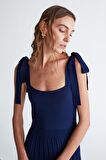 Styleboom X Peraluna KELLY DRESS Askılı Bağlama Detaylı Rahat Kesim Midi Boy Yazlık Kadın Triko Elbise Lacivert