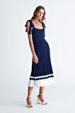 Styleboom X Peraluna KELLY DRESS Askılı Bağlama Detaylı Rahat Kesim Midi Boy Yazlık Kadın Triko Elbise Lacivert