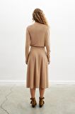Styleboom X Peraluna MAYFAIR DRESS Yaka Büzgü Detaylı Tek Omuz Açık Kadın Triko Elbise - Camel