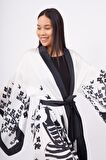 Peraluna BEACH GIRLS LONG KIMONO Kadınlar ve Sakura Baskılı 125 CM Uzun Saten Kadın Kimono - Siyah/Beyaz