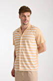 Hardal Beyaz Çizgili Erkek Kısa Kollu Yazlık Gömlek – Düğmeli, Açık Yaka, Rahat Kalıp