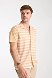 Hardal Beyaz Çizgili Erkek Kısa Kollu Yazlık Gömlek – Düğmeli, Açık Yaka, Rahat Kalıp