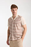 Kahverengi Beyaz Çizgili Erkek Kısa Kollu Yazlık Gömlek – Düğmeli, Açık Yaka, Rahat Kalıp