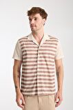 Kahverengi Beyaz Çizgili Erkek Kısa Kollu Yazlık Gömlek – Düğmeli, Açık Yaka, Rahat Kalıp