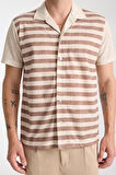 Kahverengi Beyaz Çizgili Erkek Kısa Kollu Yazlık Gömlek – Düğmeli, Açık Yaka, Rahat Kalıp