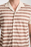 Kahverengi Beyaz Çizgili Erkek Kısa Kollu Yazlık Gömlek – Düğmeli, Açık Yaka, Rahat Kalıp