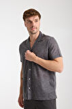 Siyah Erkek Kısa Kollu Yazlık Gömlek – Düğmeli, Açık Yaka, Rahat Kalıp
