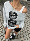 Kadın Gri Oversize Sweatshirt – Baskılı Dudak Desenli, Sokak Stili, Rahat Kesim