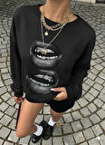 Kadın Siyah Oversize Sweatshirt – Baskılı Dudak Desenli, Sokak Stili, Rahat Kesim
