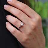 Starlight Diamond Çapraz Yuvarlak Kesim Pırlanta Montür Gümüş Tek Taş Yüzük