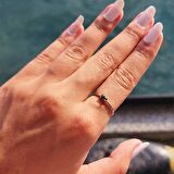 Oval Tek Taş Minimal Altın Yüzük-0.30 Karat Oval Pırlanta Montörü Zümrüt Yeşili 14 Ayar Altın Yüzük