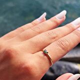 Oval Tek Taş Minimal Altın Yüzük-0.30 Karat Oval Pırlanta Montörü Zümrüt Yeşili 14 Ayar Altın Yüzük