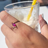 Gümüş Yüzük - 0.60 Karat Mekik Ruby Taşlı Es Pırlanta Montörü 925 Ayar Gümüş Evlilik Teklifi Yüzüğü