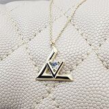 0.20 Karat Pırlanta Möntürü (Signity Swarovski) Taşlı V Tasarım Modern 14 Ayar Altın Kolye