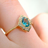 Mavi Topaz Oval Kesim Yan Zirkon Taşlı Modern Tasarım 14 Ayar Altın Yüzük Tektaş Günlük-Hediyelik