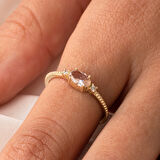 Gümüş Yüzük - Oval Kesim Morganit Taşlı Yan Zirkon Taşlarla Süslenmiş 925 Ayar Gümüş Yüzük