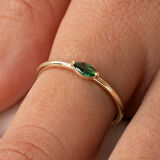 Gümüş Yüzük - Zümrüt Taşlı Minimal Tasarım Tektaş Kadın 925 Ayar Gümüş Yüzük