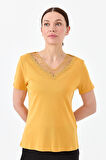 Kadın V Yaka Yakası Dantelli T-shirt Hardal