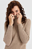Kadın Tam Balıkçı Yaka Kol Ucu Düğmeli Yün Kazak K.Bej