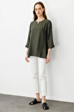 Kadın Yakası Kolu ve Eteği Yırtmaçlı Bluz Haki